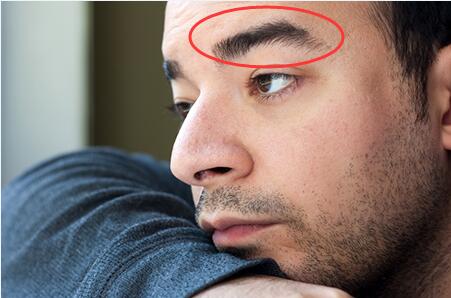 眉毛下有伤疤的面相_眉毛有眉窝的面相解释_下牙齿有缝隙的人面相