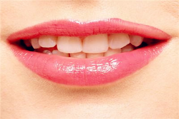 上牙齿突出的人面相_牙齿与面相学_牙齿有缝隙的人面相